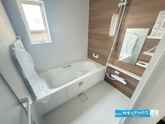 【今からご案内可能】東海市荒尾町奥曽山　全2棟の浴室|【浴室】
◆アクセントパネルで落ち着きのある雰囲気を演出します。毎日の疲れを癒やすバスタイムをお楽しみ下さい！
◆窓付きで、カビの繁殖を抑える効果があります。