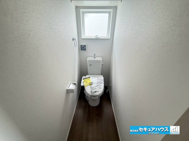 【今からご案内可能】東海市荒尾町奥曽山　全2棟のその他|【高機能トイレ】
◆高機能トイレの多くは便器のフタの開閉が自動であり、使用後に手動で水を流す面倒もなく非常に便利です。スタイリッシュな見た目で、お掃除しやすく、節水効果が高いです。