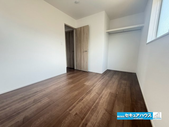 【今からご案内可能】東海市荒尾町奥曽山　全2棟の洋室|【洋室】
◆広々とした居住空間は日々の暮らしを彩り、心のやすらぎと満足感を与えてくれます。通風と採光を考慮した設計は子供たちはのびのび育ち、家族でくつろぎと団らんを生み出します。