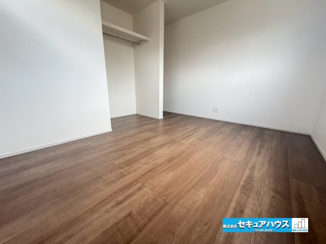 【今からご案内可能】東海市荒尾町奥曽山　全2棟の洋室|【洋室】
◆家族一人ひとりの大切なプライベート空間。趣味に合わせて使って頂けるようシンプルに仕上げてあります。暮らし心地を大きく左右する収納を、適材適所に配置し使い勝手を考慮しました。　