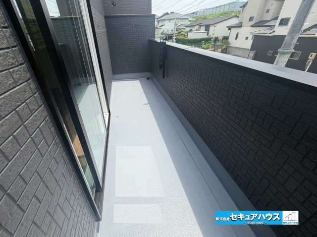 【今からご案内可能】東海市荒尾町奥曽山　全2棟のバルコニー|【バルコニー】
◆見晴らしもよく、太陽の温かな温もりをめいっぱい受け止めてくれます。
太陽の光と爽やかな風を受けたお洗濯物はあっという間に乾き、取りこむ時には太陽の匂いを感じられそうですね。　