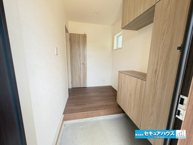 【今からご案内可能】東海市荒尾町奥曽山　全2棟の玄関|【玄関】
◆光が差し込み明るいです。気分も晴れやかになりますね。
◆玄関には、収納力のあるシューズボックスがございます。玄関まわりがすっきり片付きます。　