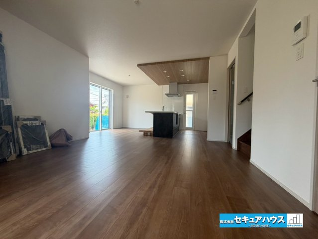 【今からご案内可能】東海市荒尾町奥曽山　全2棟の居間・リビング|【LDK】
◆家族揃ってリビングで過ごすお休みの日が、楽しみになる場所となることでしょう。
対面式のオープンキッチンは、家事をしながら家族の様子が一目でわかる安心＆便利設備♪