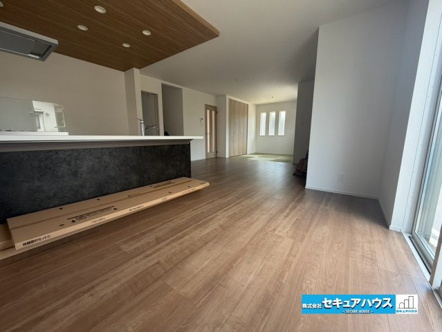 【今からご案内可能】東海市荒尾町奥曽山　全2棟の居間・リビング|【LDK】
◆日当たりが良く温かい広々リビングは家族の団らんスペースになります。