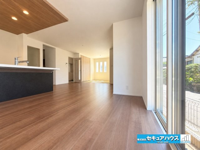 【今からご案内可能】東海市荒尾町奥曽山　全2棟の居間・リビング|【LDK】
◆日当たりが良く温かい広々リビングは家族の団らんスペースになります。