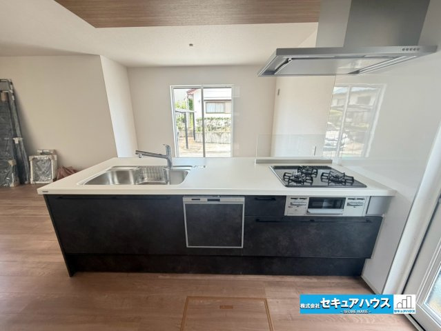 【今からご案内可能】東海市荒尾町奥曽山　全2棟のキッチン|【キッチン】
◆同時にたくさんの料理が調理できる。「焼く・蒸す・煮る」の工程を同時進行で進めることができるので、料理を素早く作ることができます。育児でバタバタ忙しいママに嬉しい♪