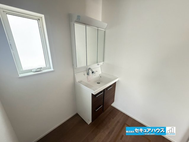 【今からご案内可能】東海市荒尾町奥曽山　全2棟の独立洗面台|【洗面台】
◆鏡の裏にはたっぷりと収納スペースを標準装備！
◆電源を付属しているのでドライヤーなど利用できます。