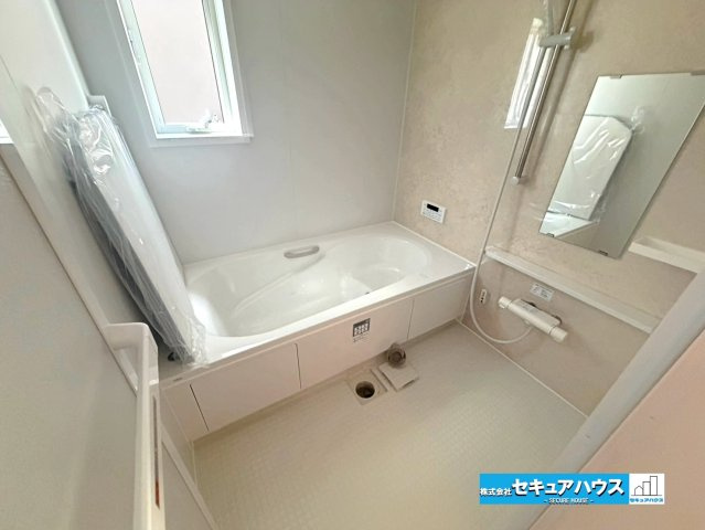 【本日ご案内可能】東海市荒尾町奥曽山　全2棟の浴室|【浴室】
◆アクセントパネルで落ち着きのある雰囲気を演出します。毎日の疲れを癒やすバスタイムをお楽しみ下さい！
◆窓付きで、カビの繁殖を抑える効果があります。