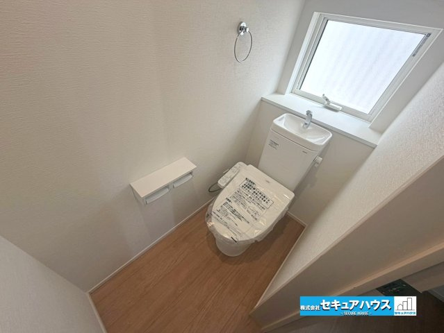 【本日ご案内可能】東海市荒尾町奥曽山　全2棟のトイレ|【高機能トイレ】
◆高機能トイレの多くは便器のフタの開閉が自動であり、使用後に手動で水を流す面倒もなく非常に便利です。スタイリッシュな見た目で、お掃除しやすく、節水効果が高いです。