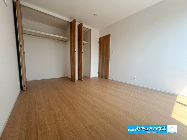 【本日ご案内可能】東海市荒尾町奥曽山　全2棟の洋室|【洋室】
◆広々とした居住空間は日々の暮らしを彩り、心のやすらぎと満足感を与えてくれます。通風と採光を考慮した設計は子供たちはのびのび育ち、家族でくつろぎと団らんを生み出します。