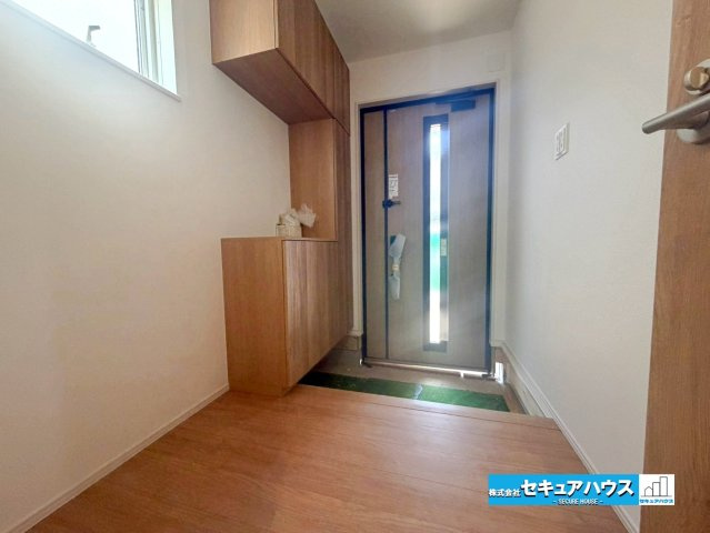【本日ご案内可能】東海市荒尾町奥曽山　全2棟の玄関|【玄関】
◆光が差し込み明るいです。気分も晴れやかになりますね。
◆玄関には、収納力のあるシューズボックスがございます。玄関まわりがすっきり片付きます。　