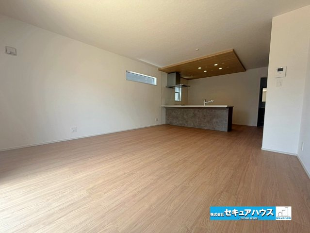 【本日ご案内可能】東海市荒尾町奥曽山　全2棟の居間・リビング|【LDK】
◆家族揃ってリビングで過ごすお休みの日が、楽しみになる場所となることでしょう。
対面式のオープンキッチンは、家事をしながら家族の様子が一目でわかる安心＆便利設備♪