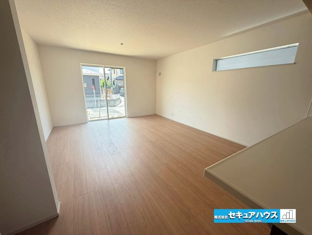 【本日ご案内可能】東海市荒尾町奥曽山　全2棟の居間・リビング|【LDK】
◆日当たりが良く温かい広々リビングは家族の団らんスペースになります。