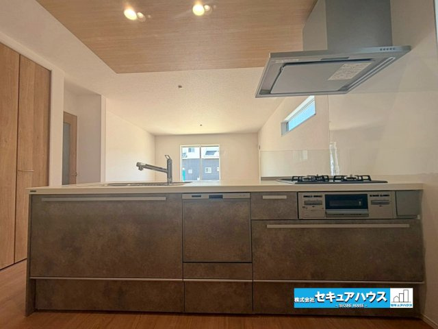 【本日ご案内可能】東海市荒尾町奥曽山　全2棟のキッチン|【キッチン】
◆同時にたくさんの料理が調理できる。「焼く・蒸す・煮る」の工程を同時進行で進めることができるので、料理を素早く作ることができます。育児でバタバタ忙しいママに嬉しい♪