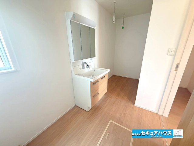 【同施工物件ご案内可能】東海市荒尾町奥曽山　全2棟の内観：施工例|【洗面台イメージ】
◆鏡の裏にはたっぷりと収納スペースを標準装備！
◆電源を付属しているのでドライヤーなど利用できます。