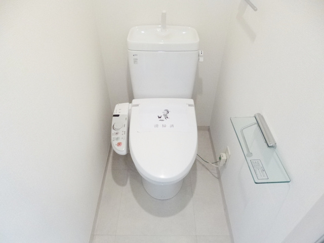 北区滝野川５丁目の賃貸マンションのトイレ|温水洗浄便座付のトイレです