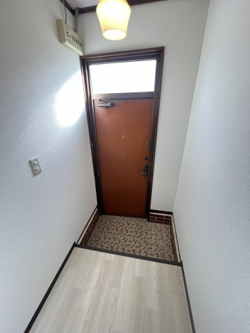新田3丁目貸家の玄関