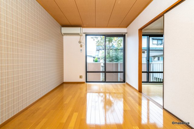 サン・ドエルの居間・リビング|室内の写真は同じ建物内の別のお部屋のものです。