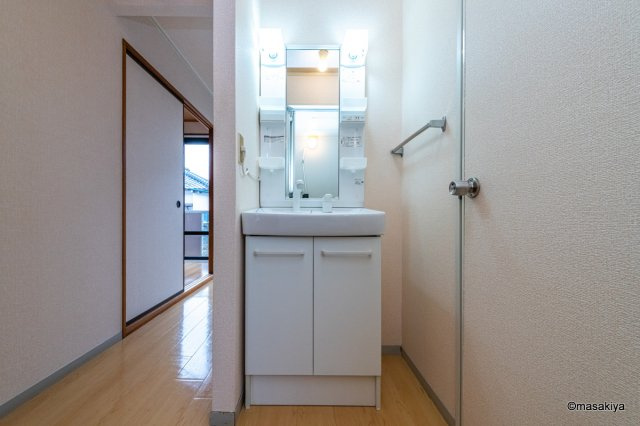 サン・ドエルの洗面所|室内の写真は同じ建物内の別のお部屋のものです。