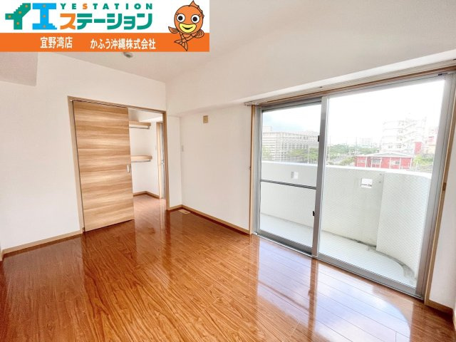 アベニールマンション宜野湾の洋室