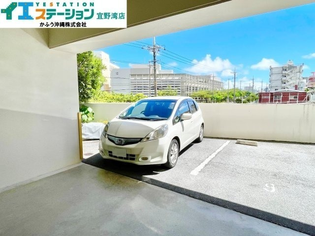 アベニールマンション宜野湾の駐車場
