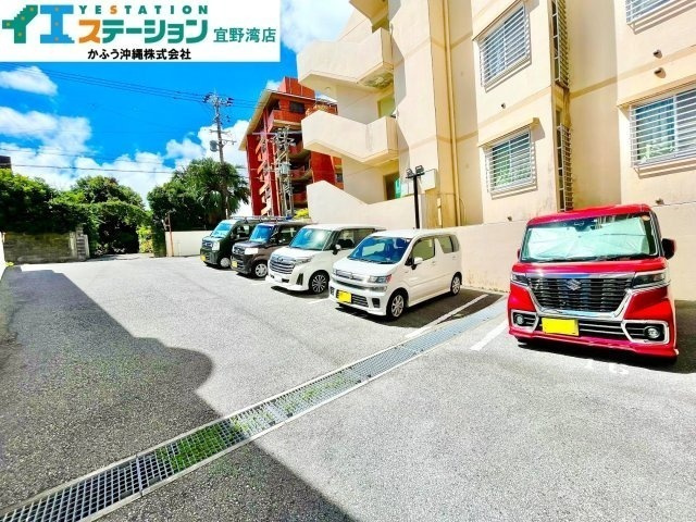 アベニールマンション宜野湾の駐車場