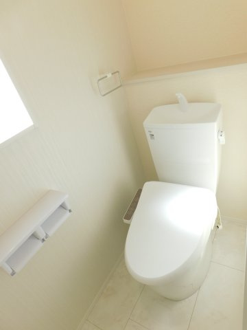 津島市宇治町字茶ノ里の新築一戸建のトイレ|◇トイレ◇　　１・２階　シャワートイレ　節水タイプ