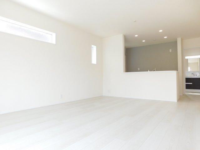 津島市宇治町字茶ノ里の新築一戸建の居間・リビング|◇リビング◇　　南面で明るいリビング１６．０帖　会話が弾む対面キッチン♪