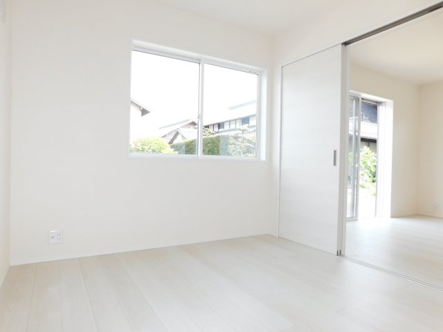 津島市宇治町字茶ノ里の新築一戸建の洋室|◇１階洋室◇　　明るい洋室４．５帖　リビングの続き間としても利用できます♪　全居室収納完備！