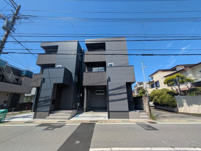海まで徒歩9分！ 海と街を楽しむ贅沢な住環境の外観|右側が対象物件です