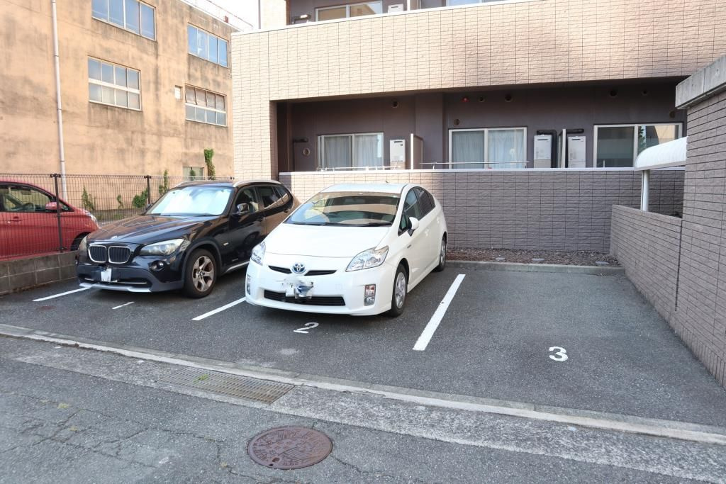 イーズガーデン中央の駐車場