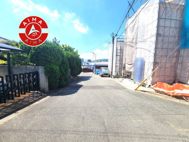 福岡市南区寺塚1丁目第2-3棟（2号棟）の前面道路含む現地写真|前面道路は閑静な住宅地をはしる車通りの少ない道路。お車の出し入れが苦手なママや小さなお子様にも安心ですね。しっかり舗装もされているので、ベビーカーや自転車で通っても快適に通行できます。