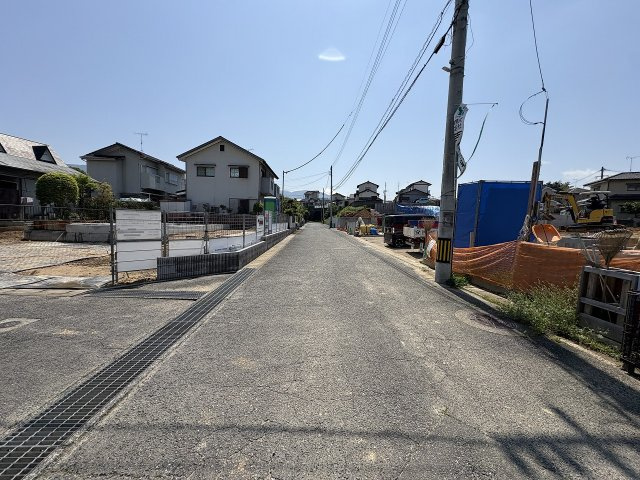 【その他】 | 糟屋郡宇美町明神坂1丁目　1号棟（全1棟）【仲介手数料無料・0円】 | 現地写真。前面道路です。