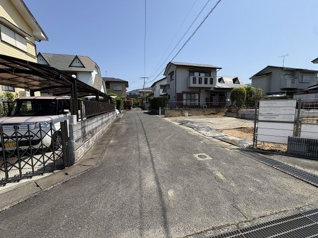 【その他】 | 糟屋郡宇美町明神坂1丁目　1号棟（全1棟）【仲介手数料無料・0円】 | 現地写真。前面道路です。