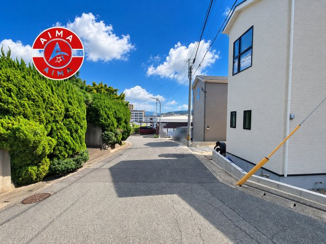 福岡市南区寺塚1丁目第2-3棟（3号棟）の前面道路含む現地写真|前面道路は閑静な住宅地をはしる車通りの少ない道路。お車の出し入れが苦手なママや小さなお子様にも安心ですね。しっかり舗装もされているので、ベビーカーや自転車で通っても快適に通行できます。