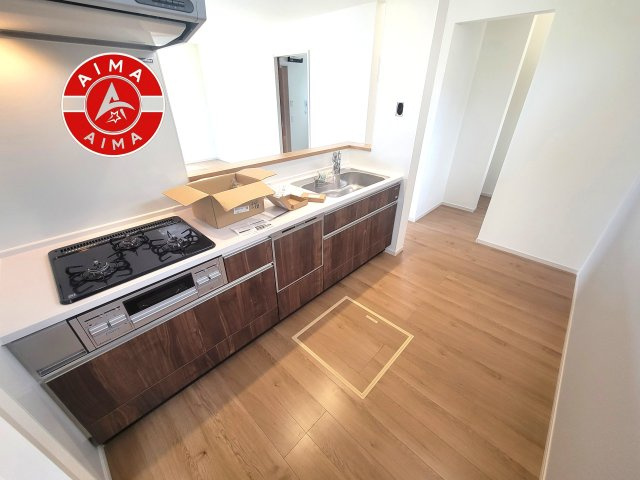 福岡市南区寺塚1丁目第2-3棟（3号棟）のキッチン|ダイニングテーブルへの配膳がラクラク、お料理はかどるカウンター付きシステムキッチン！