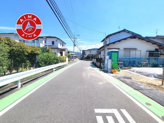 福岡市早良区田村5丁目第6-1棟（1号棟）の前面道路含む現地写真|前面道路は閑静な住宅地をはしる車通りの少ない道路。お車の出し入れが苦手なママや小さなお子様にも安心ですね。しっかり舗装もされているので、ベビーカーや自転車で通っても快適に通行できます。