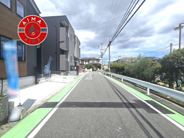 福岡市早良区田村5丁目第6-1棟（1号棟）の前面道路含む現地写真|前面道路は閑静な住宅地をはしる車通りの少ない道路。お車の出し入れが苦手なママや小さなお子様にも安心ですね。しっかり舗装もされているので、ベビーカーや自転車で通っても快適に通行できます。