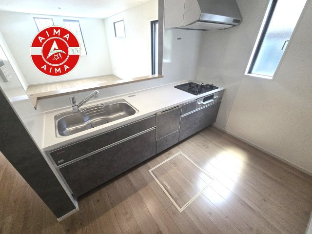 福岡市早良区田村5丁目第6-1棟（1号棟）のキッチン|ダイニングテーブルへの配膳がラクラク、お料理はかどるカウンター付きシステムキッチン！