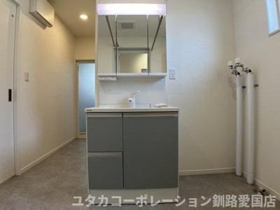 【独立洗面台】 | 美原3丁目38-1売家 | 三面鏡と収納を備えたモダンな洗面化粧台☆