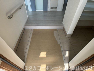 【玄関】 | 美原3丁目38-1売家 | 毎日を優しく迎える、ゆとりある平屋の玄関☆