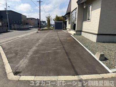 【駐車場】 | 美原3丁目38-1売家 | 並列駐車もゆとりを持って行えるスペースを確保☆