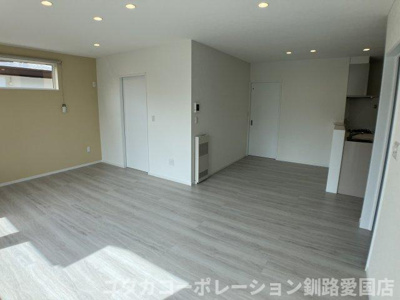 【居間・リビング】 | 美原3丁目38-1売家 | ダウンライトが優しく包み込む、家族団らんの空間☆