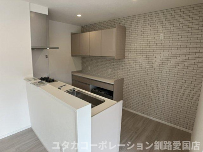 【キッチン】 | 美原3丁目38-1売家 | タイル調クロスが彩るお洒落な対面キッチン☆