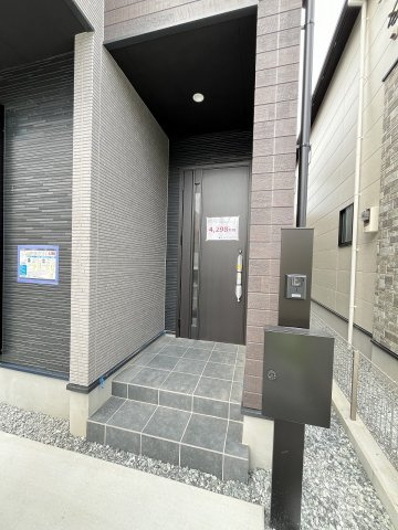 【玄関】 | 糟屋郡須恵町上須恵28期　1号棟（全2棟）【仲介手数料無料・0円】 | 施工例。施工例は完成時と異なる場合があります。