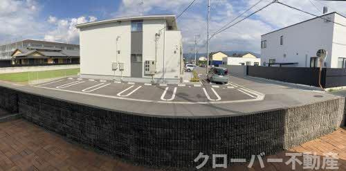 コスモタウン森岡 D棟の駐車場