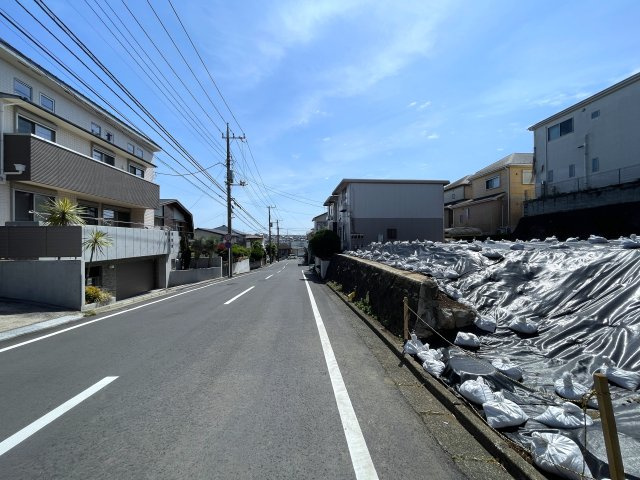 土地が広いとやれるコトはそれだけ増える！成形地であれば、なおさら妄想プランニングでさえも楽しい！！夢も現実もこの地で掴め！！！な、『旭区上白根１丁目』更地DE売地の前面道路含む現地写真|現地写真です