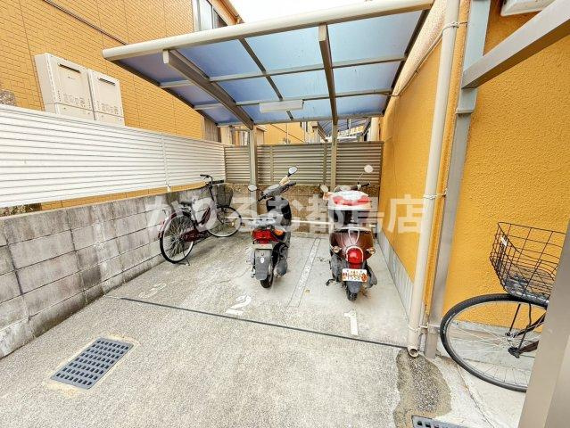 クレール新森の駐車場