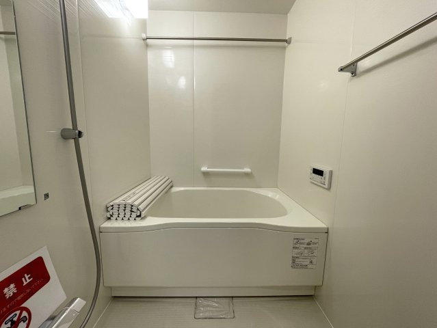 W.I.Cは２か所！狭くない３ＬＤＫでユトリの新生活をココで！横浜では必須？なバイク置場は無償！しかも、鍵付きで盗難防止対策もされている『コスモ横浜鶴ヶ峰』リノベーションの浴室|お風呂です