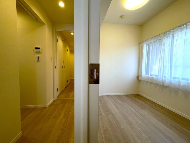 W.I.Cは２か所！狭くない３ＬＤＫでユトリの新生活をココで！横浜では必須？なバイク置場は無償！しかも、鍵付きで盗難防止対策もされている『コスモ横浜鶴ヶ峰』リノベーションの洋室|ゆったりした洋室です